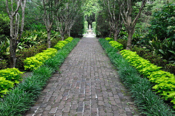walkway at Elizabethan Gardens