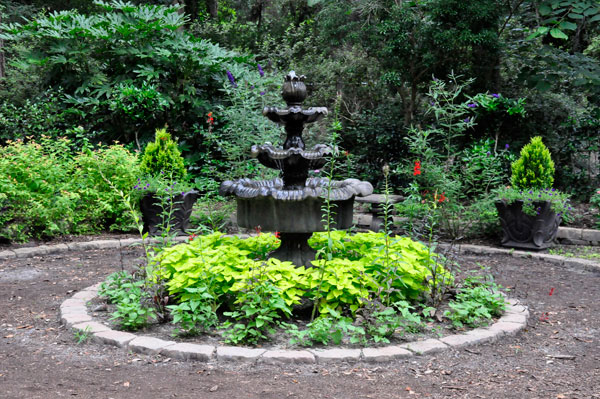 fountain at Elizabethan Gardens