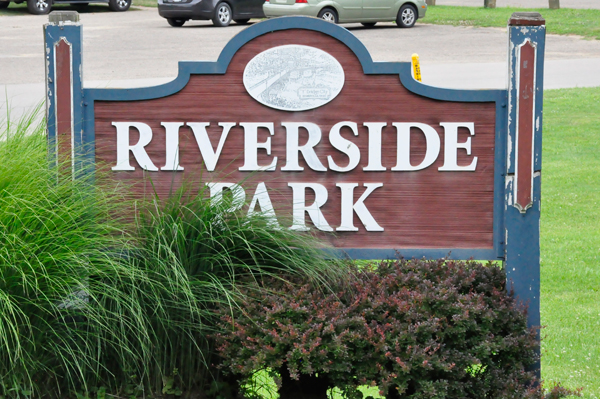 Riverside Park sign