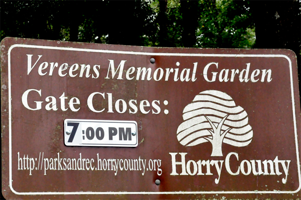 Vereens Garden gate closing sign