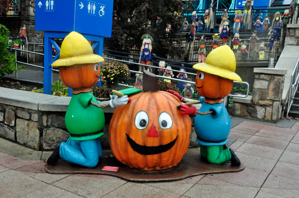 pumpkin heads making a pumpkin
