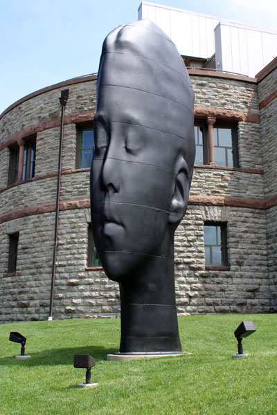 giant head outside the Cincinnati Art Museum