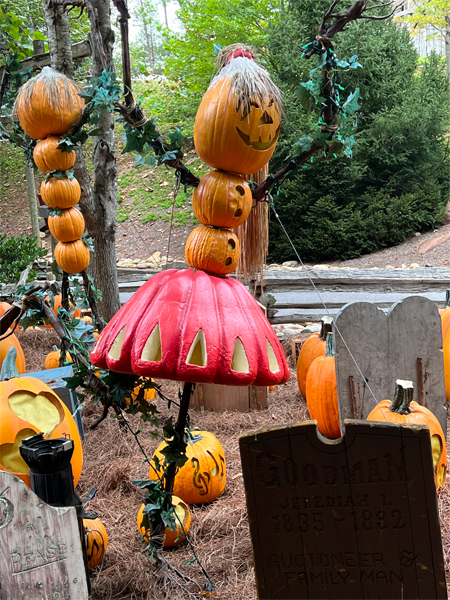 Pumpkin decorations in Dollywood