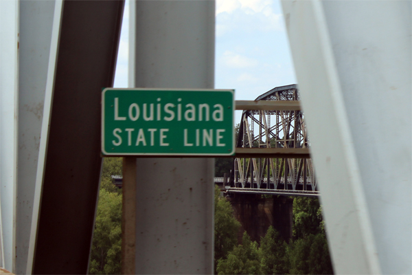 Louisiana State Line sign on the bridge
