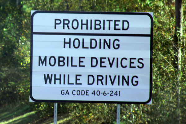 no mobile device wile driving sign
