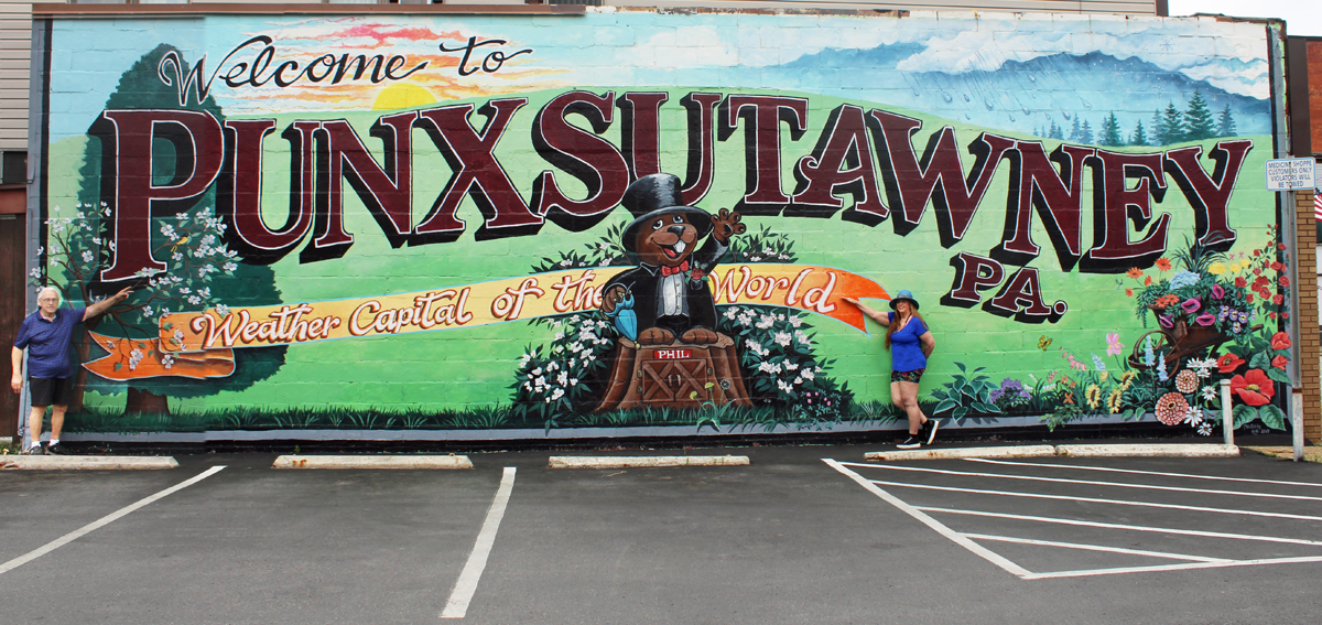 Lee and Karen Duquette at the Punxsutaawney sign