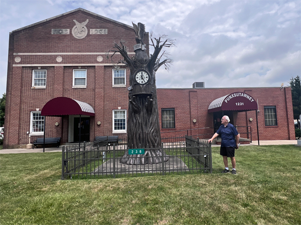 Lee Dyuquette by the Punxsutawney tree clock