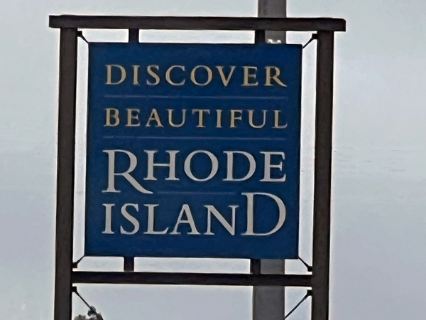 discover Rhode Ilsand sign