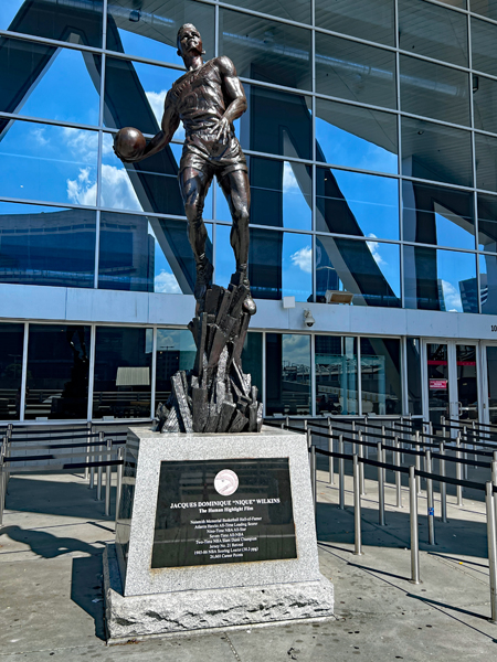 Jacques Dominique Wilkins statue