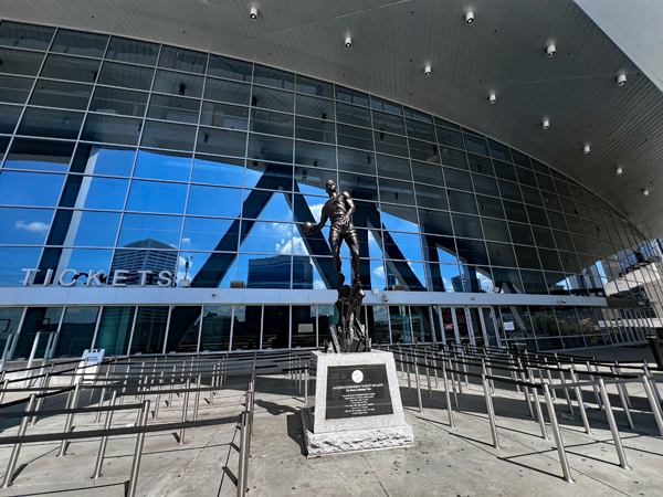 Jacques Dominique Wilkins statue