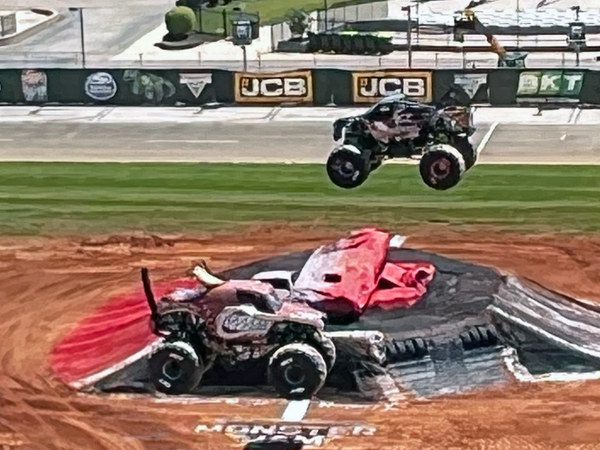 Black Pearl defeated Monster Mutt Monster Truck