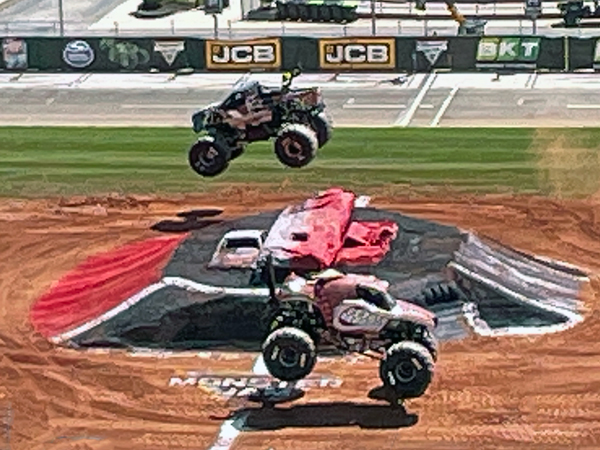 Black Pearl defeated Monster Mutt Monster Truck