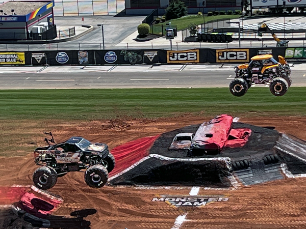 JCB Digatron defeated Black Pearl Monster Truck
