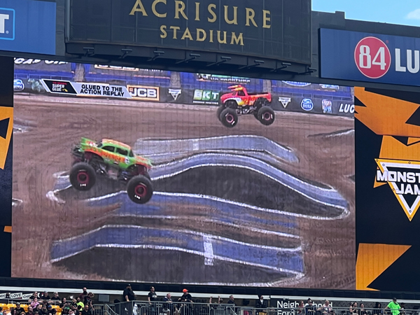 Avenger and El Toro Loco Monster Trucks racing