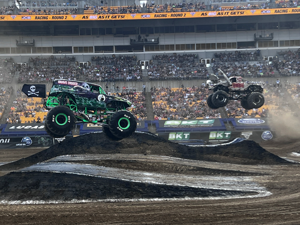 Grave Digger  beat Zombie