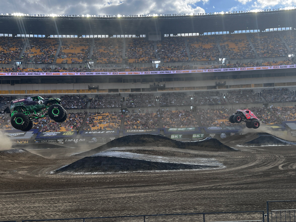 Grave Digger vs ThunderROARus