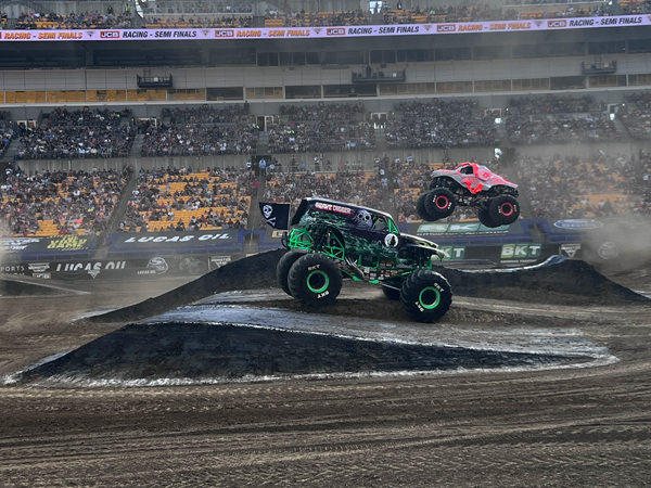 Grave Digger vs ThunderROARus