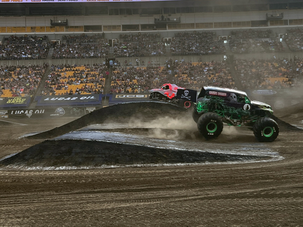 Grave Digger vs ThunderROARus