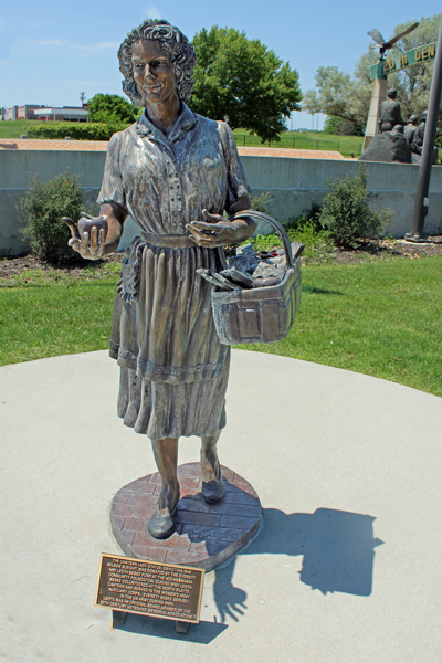 Rae Wllson Sleight statue