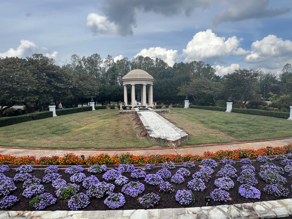 Path to monumen
