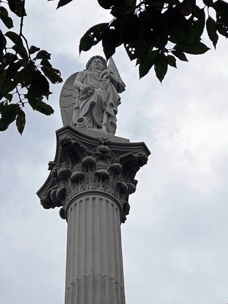 statue