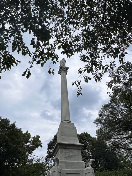 statue