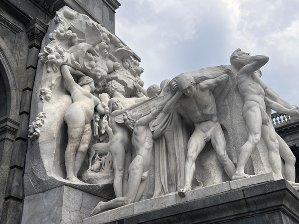 statues