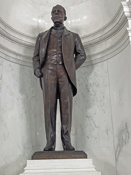 statue