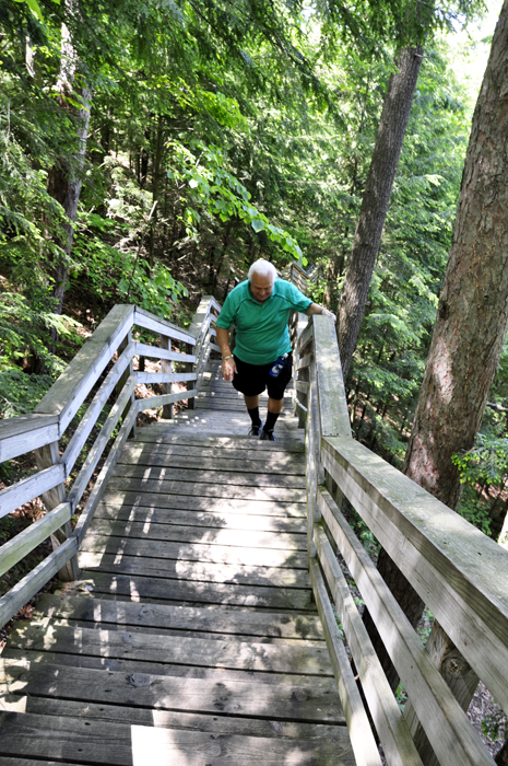 Lee Duquette goes DOWN the stairs BACKWARDS