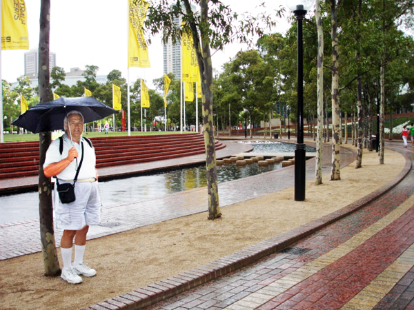 Lee Duquette in Darling Harbor ub /sydney, Australia