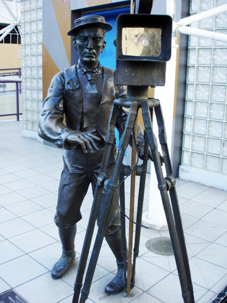 old cameraman statue in Beverly Hills