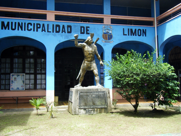Municipalidad De Limon statue