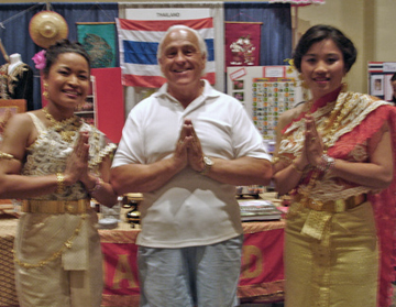 Lee Duquette and Thailand dancers