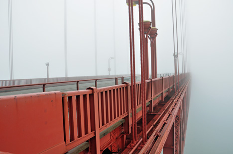 VIEW OF THE SIDE OF THE GOLDEN GATE BRIDGE