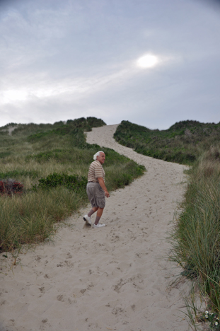 Lee on the sand dune path